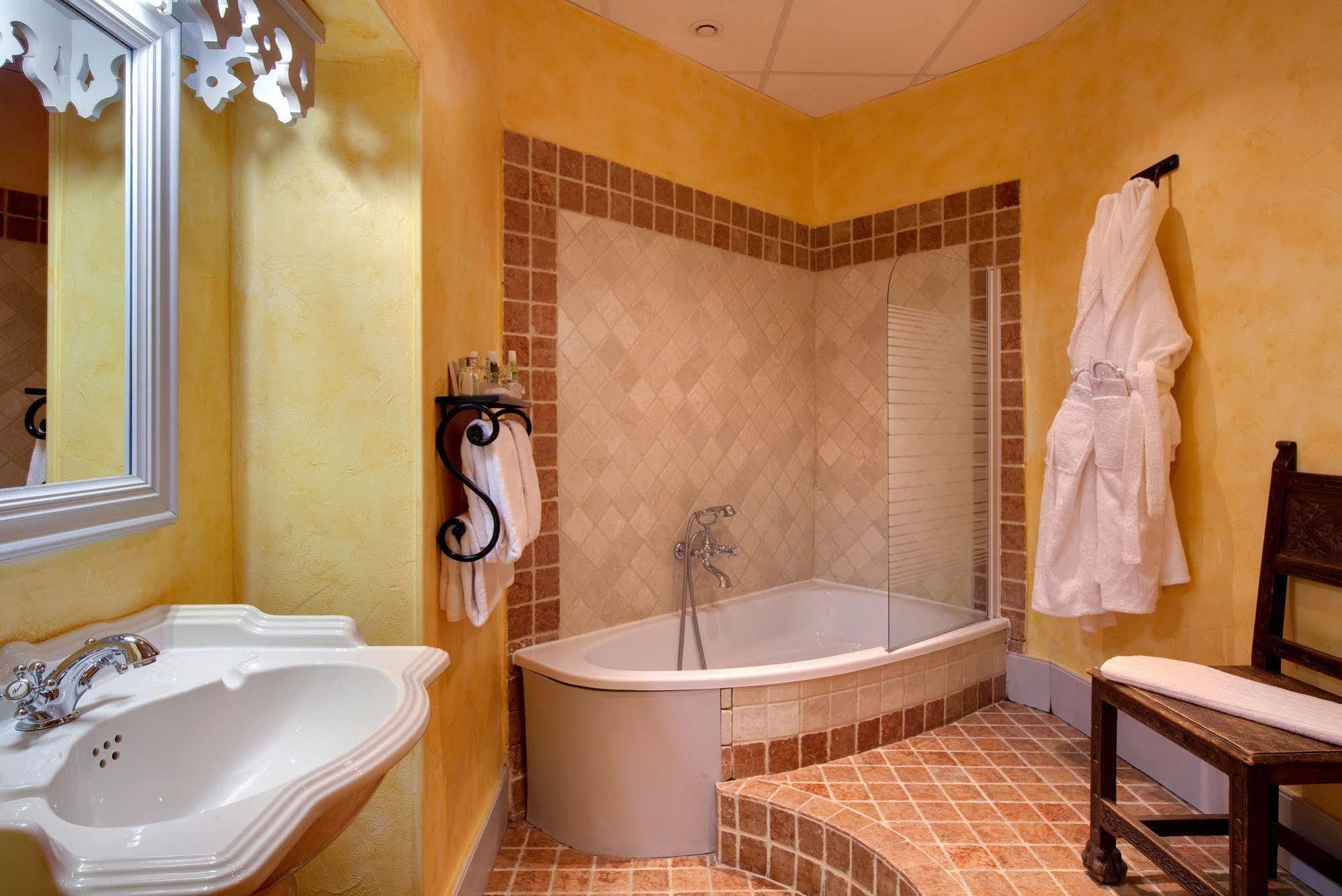 Du Château Des Fines Roches Hotel 4*